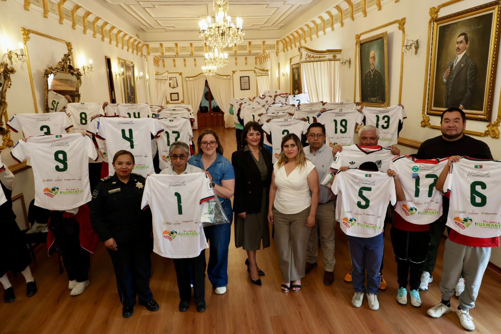 Huamantla impulsa la paz y el deporte con entrega de uniformes a equipos que representarán al municipio en torneo estatal